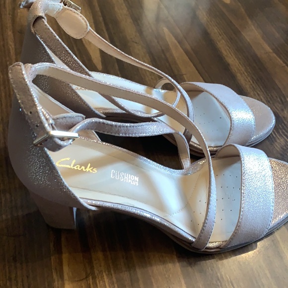 Clarks Women’s Gold Heels Size 9.5 - Picture 4 of 8